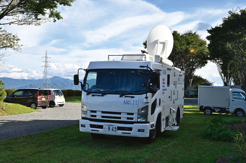 配信のための衛星中継車。