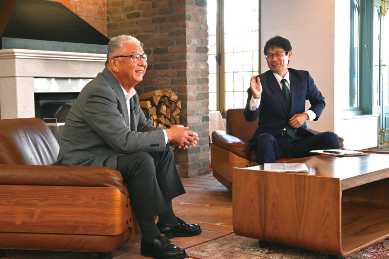 KOA 株式会社 代表等取締役社長 花形様（左）と弊社 CIO の黒島（右）。